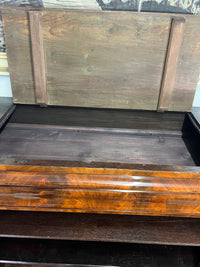 Vitrinenschrank mit Geheimfach