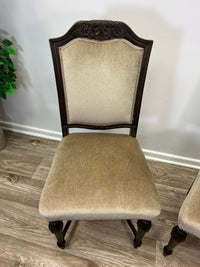Zwei elegante Polsterstühle mit geschnitzten Holzrahmen