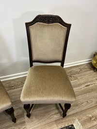 Zwei elegante Polsterstühle mit geschnitzten Holzrahmen