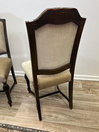 Zwei elegante Polsterstühle mit geschnitzten Holzrahmen