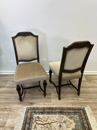 Zwei elegante Polsterstühle mit geschnitzten Holzrahmen