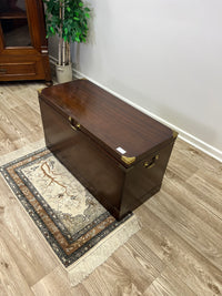 Elegante Holztruhe mit messingfarbenen Beschlägen