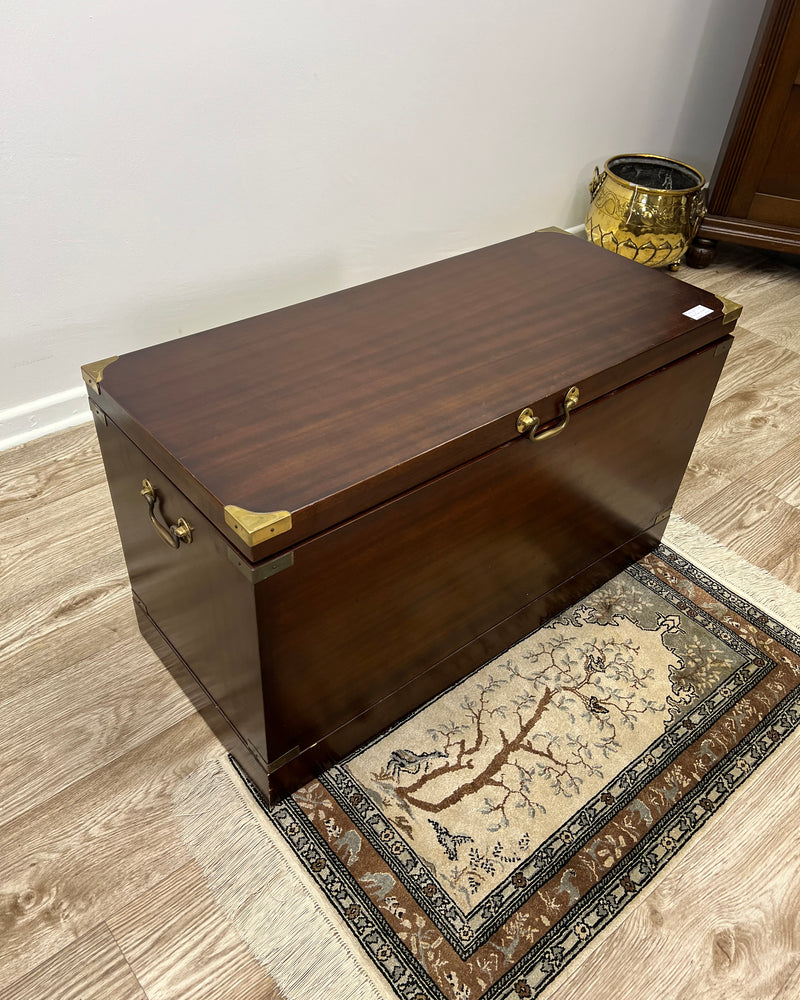 Elegante Holztruhe mit messingfarbenen Beschlägen