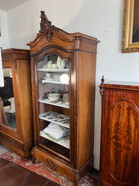 Vitrinenschrank