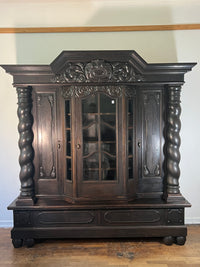 Dunkler Vintage Schrank