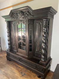 Dunkler Vintage Schrank