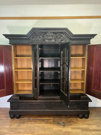 Dunkler Vintage Schrank