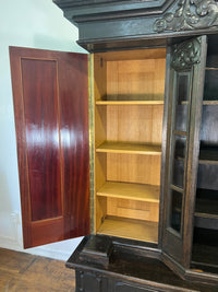 Dunkler Vintage Schrank