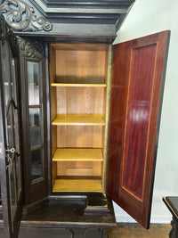 Dunkler Vintage Schrank