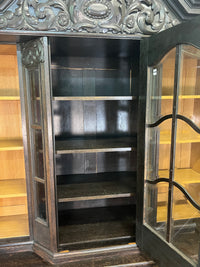 Dunkler Vintage Schrank