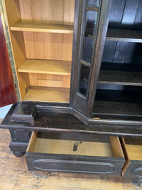 Dunkler Vintage Schrank