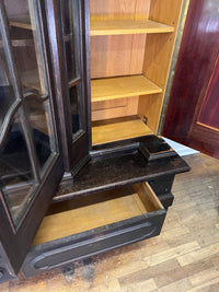 Dunkler Vintage Schrank