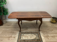 Eleganter Klapptisch mit ausdrucksstarker Holzmaserung
