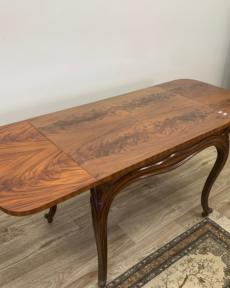 Eleganter Klapptisch mit ausdrucksstarker Holzmaserung
