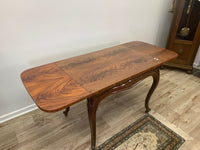 Eleganter Klapptisch mit ausdrucksstarker Holzmaserung