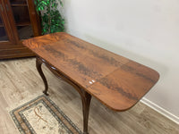 Eleganter Klapptisch mit ausdrucksstarker Holzmaserung