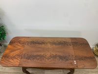 Eleganter Klapptisch mit ausdrucksstarker Holzmaserung