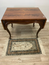 Eleganter Klapptisch mit ausdrucksstarker Holzmaserung