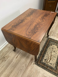 Eleganter Klapptisch mit ausdrucksstarker Holzmaserung