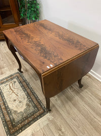 Eleganter Klapptisch mit ausdrucksstarker Holzmaserung