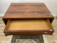 Eleganter Klapptisch mit ausdrucksstarker Holzmaserung