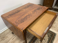 Eleganter Klapptisch mit ausdrucksstarker Holzmaserung