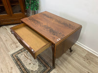 Eleganter Klapptisch mit ausdrucksstarker Holzmaserung