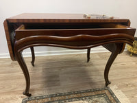 Eleganter Klapptisch mit ausdrucksstarker Holzmaserung