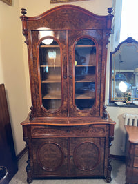 Vitrinenschrank