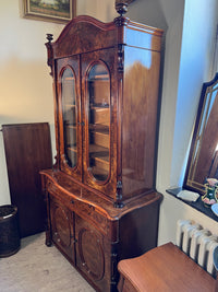 Vitrinenschrank