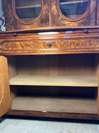 Vitrinenschrank