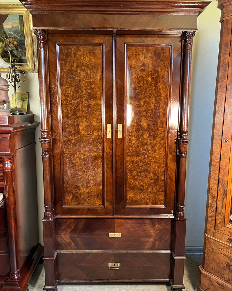 Kleiderschrank