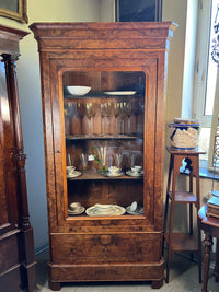 Vitrine mit Geheimfach