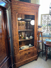 Vitrine mit Geheimfach