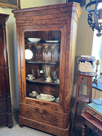 Vitrine mit Geheimfach