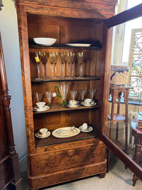 Vitrine mit Geheimfach