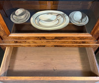 Vitrine mit Geheimfach