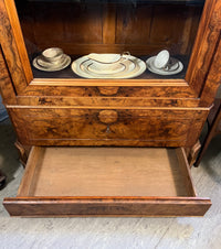 Vitrine mit Geheimfach