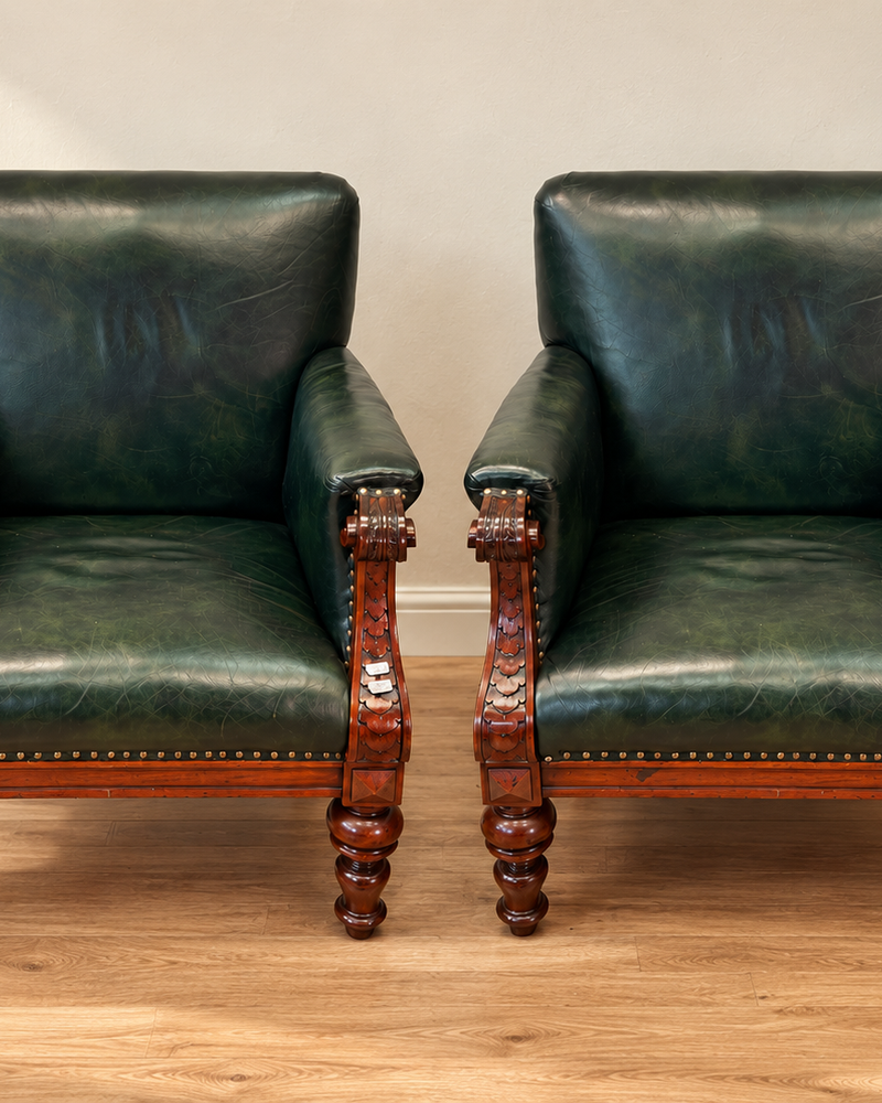 2er Set Klassischer Ledersessel mit Holzgestell  ·  dunkelgrünes Leder