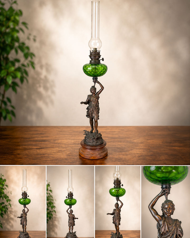 Bronzestatue mit Petroleumlampe