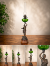 Bronzestatue mit Petroleumlampe