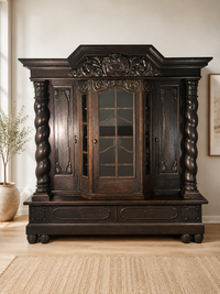 Dunkler Vintage Schrank