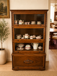 Vitrinenschrank